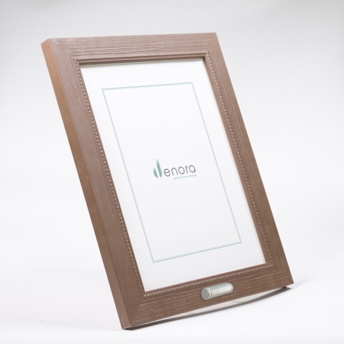 Brede fotokader walnootkleur met klein asbuisje