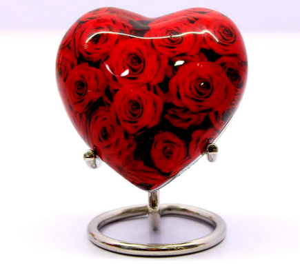 Hartvormige urn met rode rozen