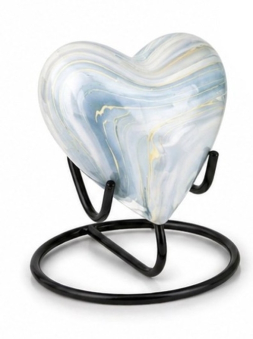 Lichtblauw, witte urn met goudaccenten