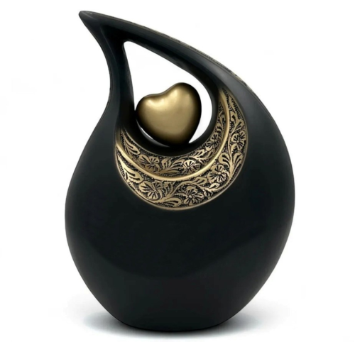 Mat zwarte urn met goudkleurige accenten en een bronzen hart