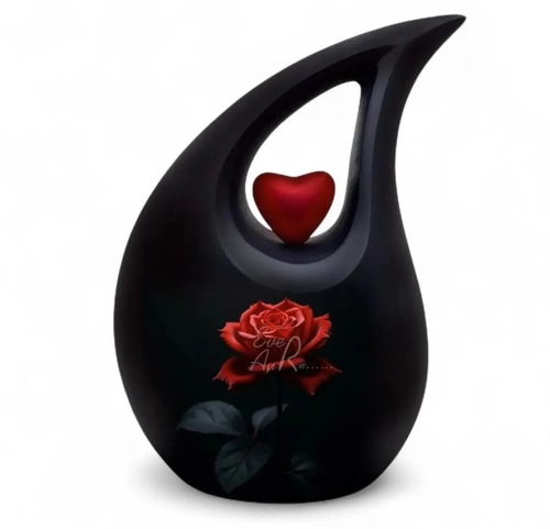 Mat zwarte urn met rood hartje en een rode roos