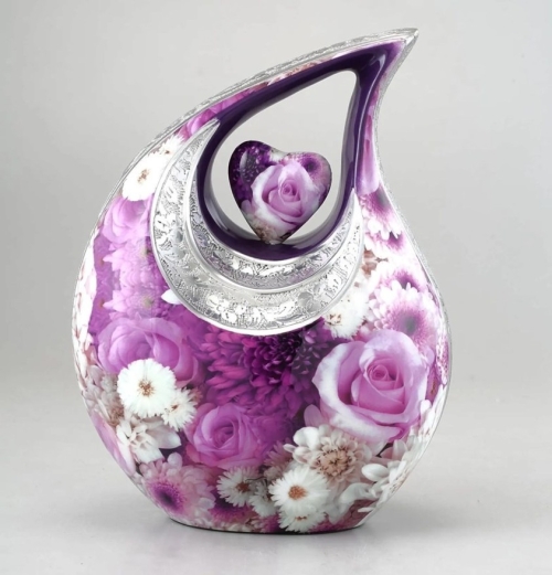Paarse, lila urn met zilverkleurige details
