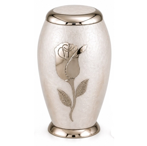 Parelwitte, champagne urn met een zilveren roos