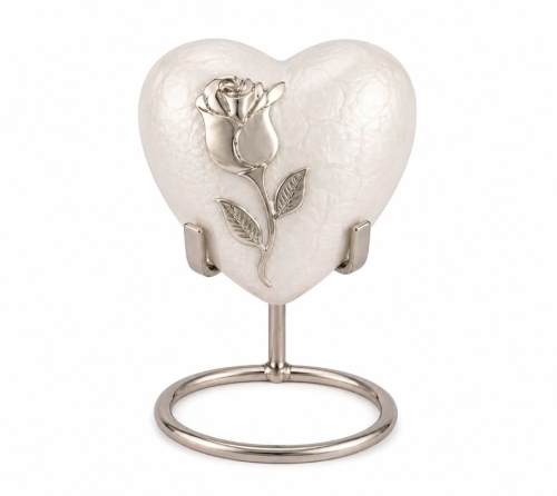 Witte urn met zilveren roos