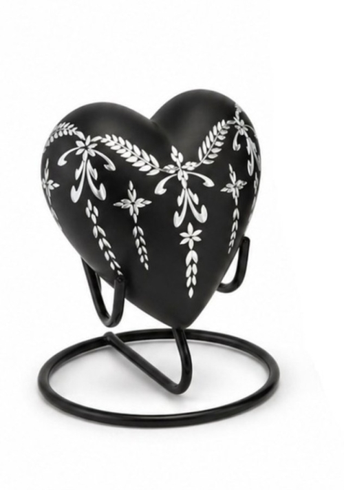 Zwart, zilveren urn